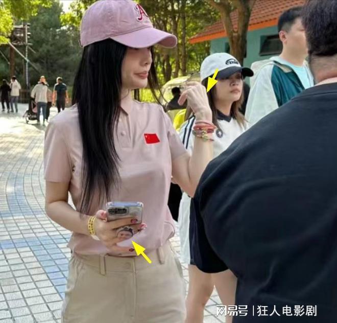 必一体育下载李小璐母女农村被偶遇穿瑜伽裤瑜伽常识拔萝卜惹争议甜馨对母亲翻白眼(图10)